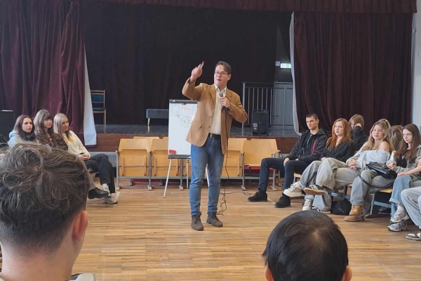 „Kas aš esu?“ Ketvirtokų paieškos su Juliumi Žėku